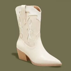 Universal Thread Xena ankle-height western boots in cream faux-leather